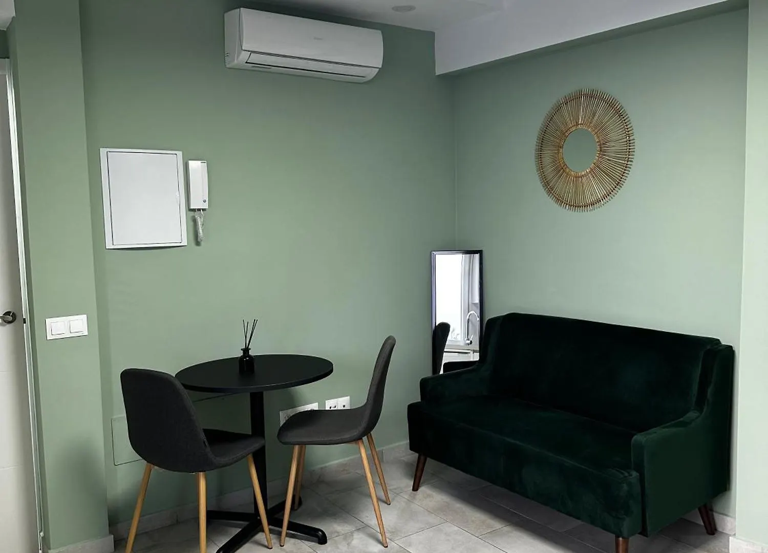 Lovely Studio Apartment With Terrace Málaga